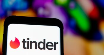 Tinder will let you swipe through profiles from around the world – CNET