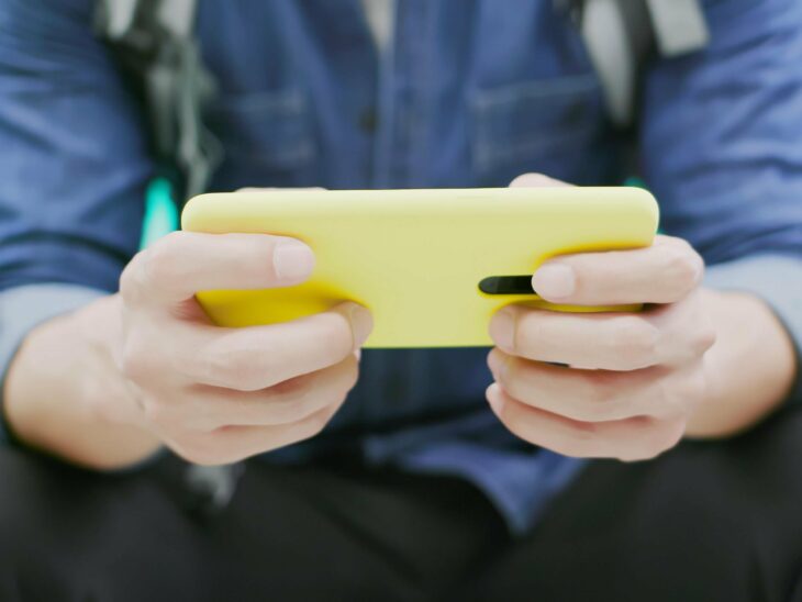 Best apps to play games with friends at home